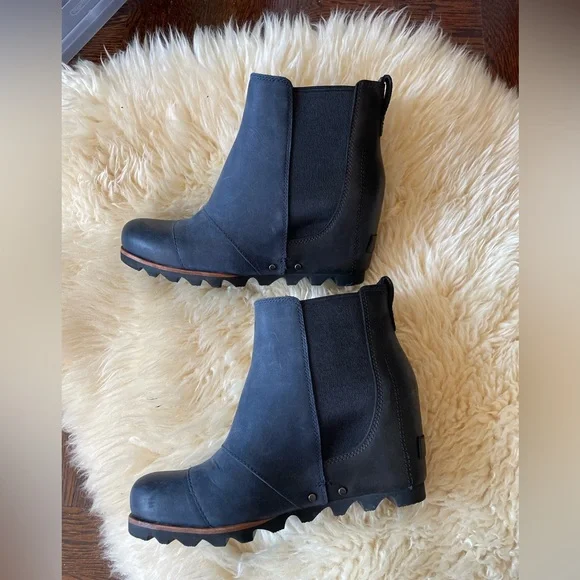 Like new Sorel Lea Wedge navy and black attic blue Chelsea boot hidden wedge - Picture 3 of 6